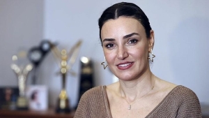 sevilen-sanatci-kalp-krizi-gecirdi-sevcan-orhan-sahnede-kotulesti-gbV2ZYFd.jpg
