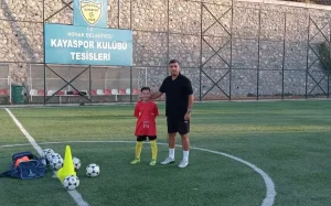 samet-hocanin-umut-projesi-dezavantajli-cocuklara-futbol-egitimi-pkkruhem.jpg