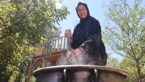 sigara-icenlere-dogal-cozum-7-saat-kazanda-pisirilerek-hazirlaniyor-PE7YtilP.jpg