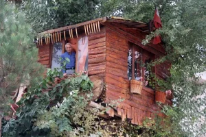 baba-oglunun-anisina-agac-evi-yeniden-yapiyor-63TBeBNX.jpg