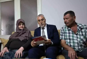 bakan-isikhan-sehit-ailesine-terorsuz-turkiye-mektubunu-okudu-3exV1evu.jpg