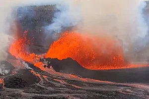 hawaiideki-kilauea-yanardaginda-32inci-patlama-100-metreye-kadar-lav-puskurdu-vLa8QqNg.jpg