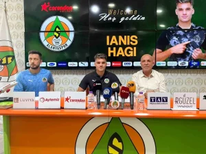 ianis-hagi-corendon-alanyaspora-imza-atti-IJrWKdhl.jpg