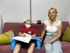 koca-yurekli-anne-ve-oglu-kanseri-yendi-xYwZFK9v.jpg