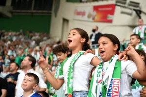 osmangazi-belediye-baskani-bursaspor-macini-ilk-kez-izleyen-cocuklari-stadyuma-goturdu-3DGL5kOR.jpg