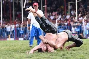 tarihi-elmali-yagli-guresleri-yapildi-5dUxG8uM.jpg